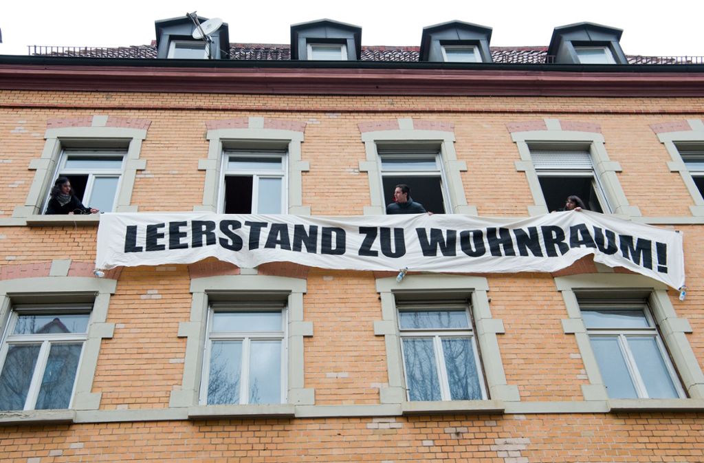 Menschen sind in einem Haus mit einem banner auf dem steht: "Leerstand zu Wohnraum"